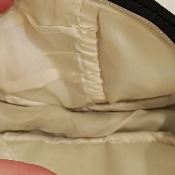 Beats Black and Red Earbud Case With Inside Pocket - Picture 3 of 4